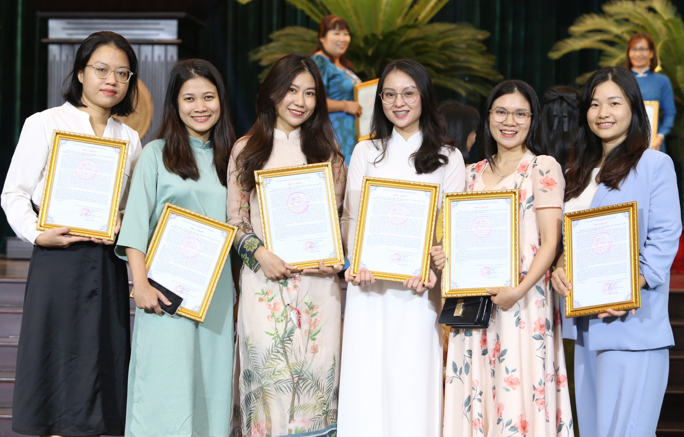 Các nữ tình nguyện viên Trung tâm H.O.P.E, những người nhiều đêm thức trắng chăm lo các em nhỏ có mẹ nhiễm COVID-19 trong thời gian đại dịch bùng phát. Ảnh: Ngô Tùng