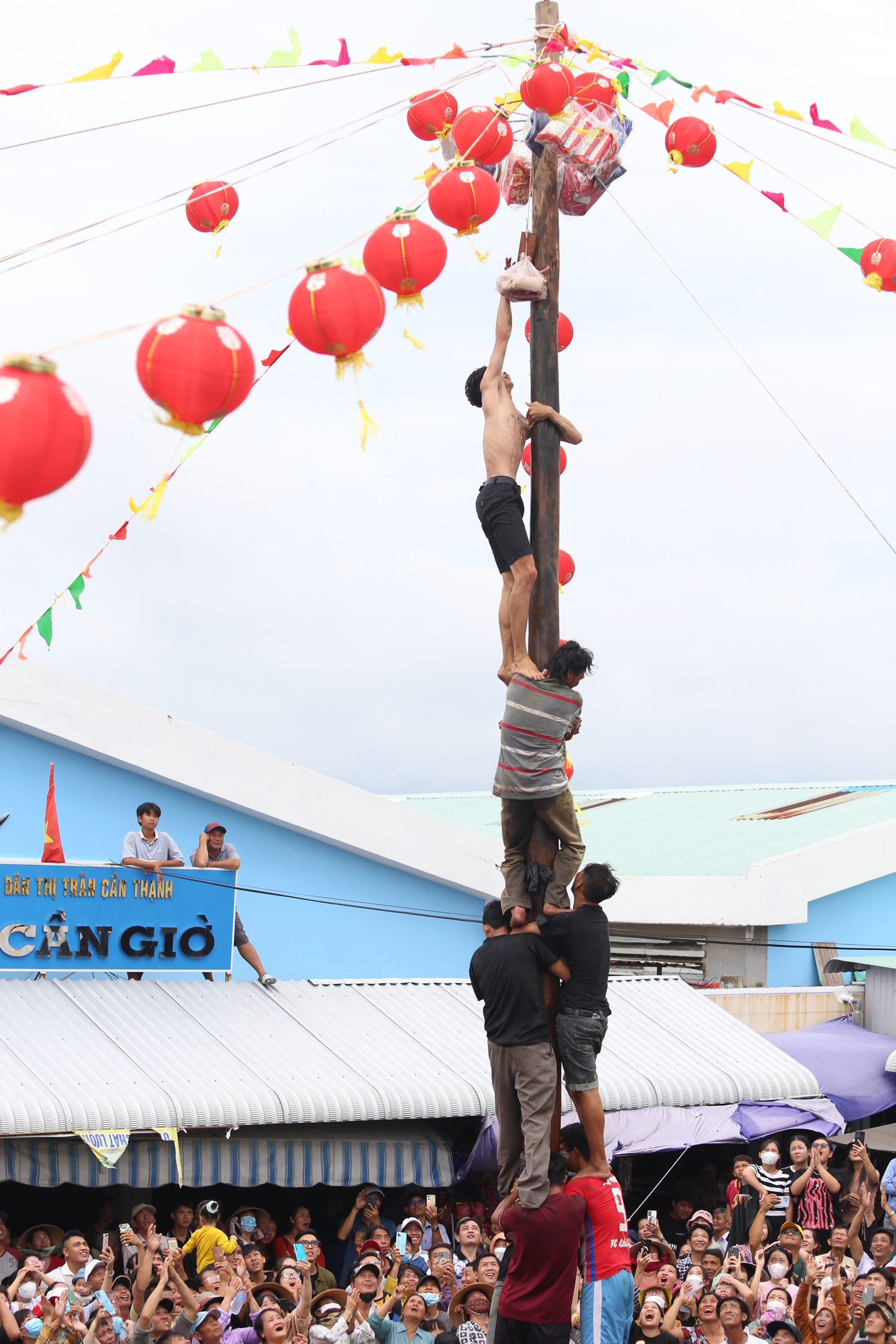 Sau nhiều lần thất bại, cuối cùng nhóm "vận động viên" cũng chinh phục thành công thử thách khó nhọc này và giành phần thưởng hơn 15 triệu đồng.