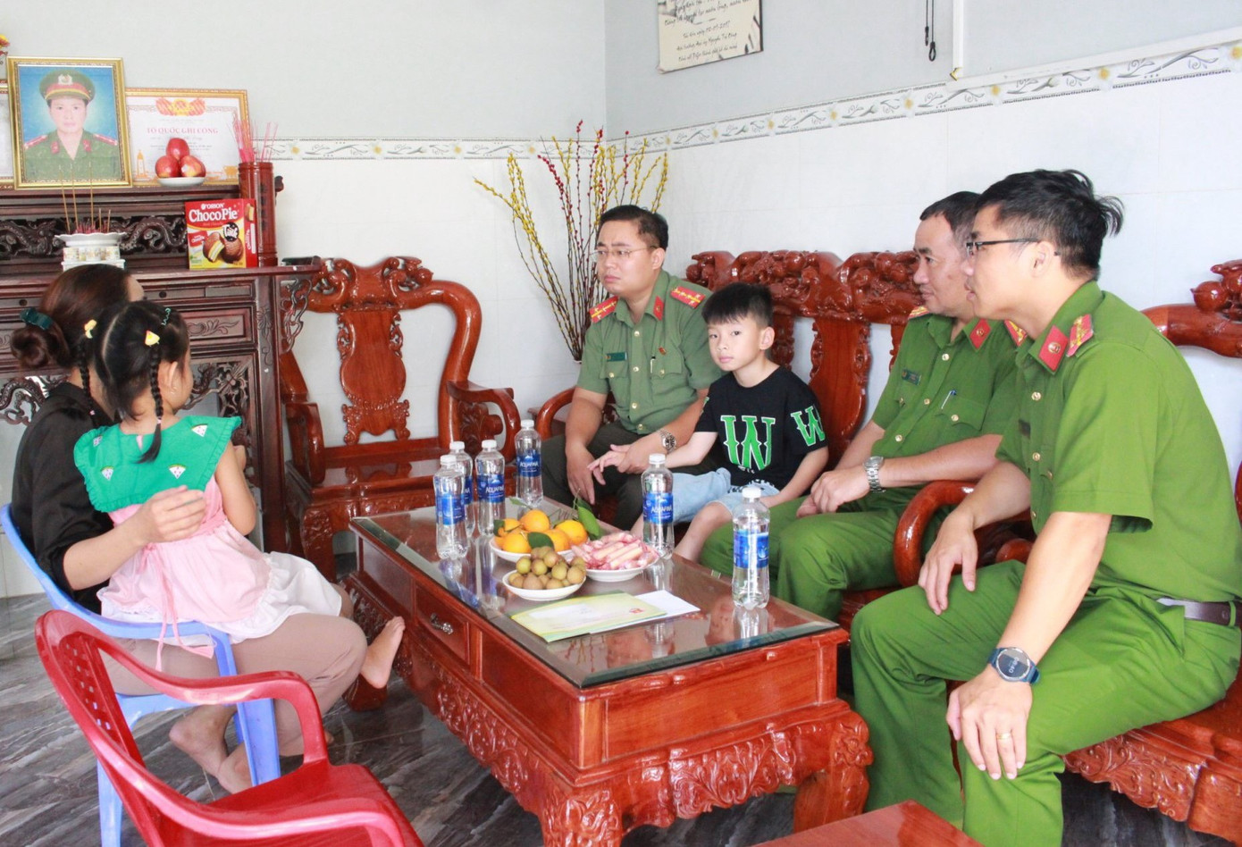 Trong hai ngày 31/5 và 1/6, Đoàn Thanh niên Công an TPHCM cùng đơn vị đồng hành đã đến các gia đình để thăm hỏi, động viên, tặng quà các em thiếu nhi có cha, mẹ là cán bộ chiến sĩ trong lực lượng Công an thành phố đang điều trị tại các bệnh viện, là thương bệnh binh hoặc đã hy sinh, đã mất. Ảnh: Tuổi trẻ CATP Trong hai ngày 31/5 và 1/6, Đoàn Thanh niên Công an TPHCM cùng đơn vị đồng hành đã đến các gia đình để thăm hỏi, động viên, tặng quà các em thiếu nhi có cha, mẹ là cán bộ chiến sĩ trong lực lượng Công an thành phố đang điều trị tại các bệnh viện, là thương bệnh binh hoặc đã hy sinh, đã mất. Ảnh: Tuổi trẻ CATP