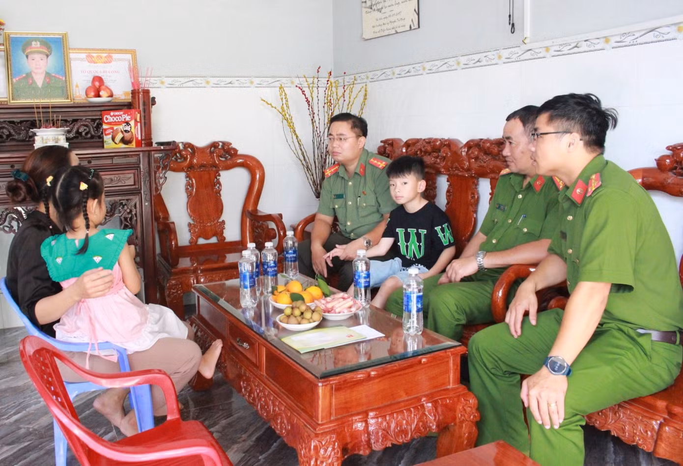 Trong hai ngày 31/5 và 1/6, Đoàn Thanh niên Công an TPHCM cùng đơn vị đồng hành đã đến các gia đình để thăm hỏi, động viên, tặng quà các em thiếu nhi có cha, mẹ là cán bộ chiến sĩ trong lực lượng Công an thành phố đang điều trị tại các bệnh viện, là thương bệnh binh hoặc đã hy sinh, đã mất. Ảnh: Tuổi trẻ CATP