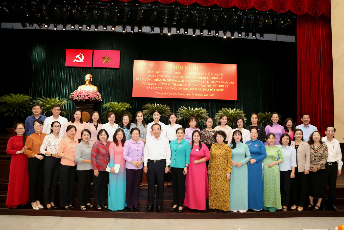 Bí thư Thành ủy TPHCM Nguyễn Văn Nên chụp ảnh cùng cán bộ nữ TPHCM. Ảnh: Ngô Tùng Bí thư Thành ủy TPHCM Nguyễn Văn Nên chụp ảnh cùng cán bộ nữ TPHCM. Ảnh: Ngô Tùng