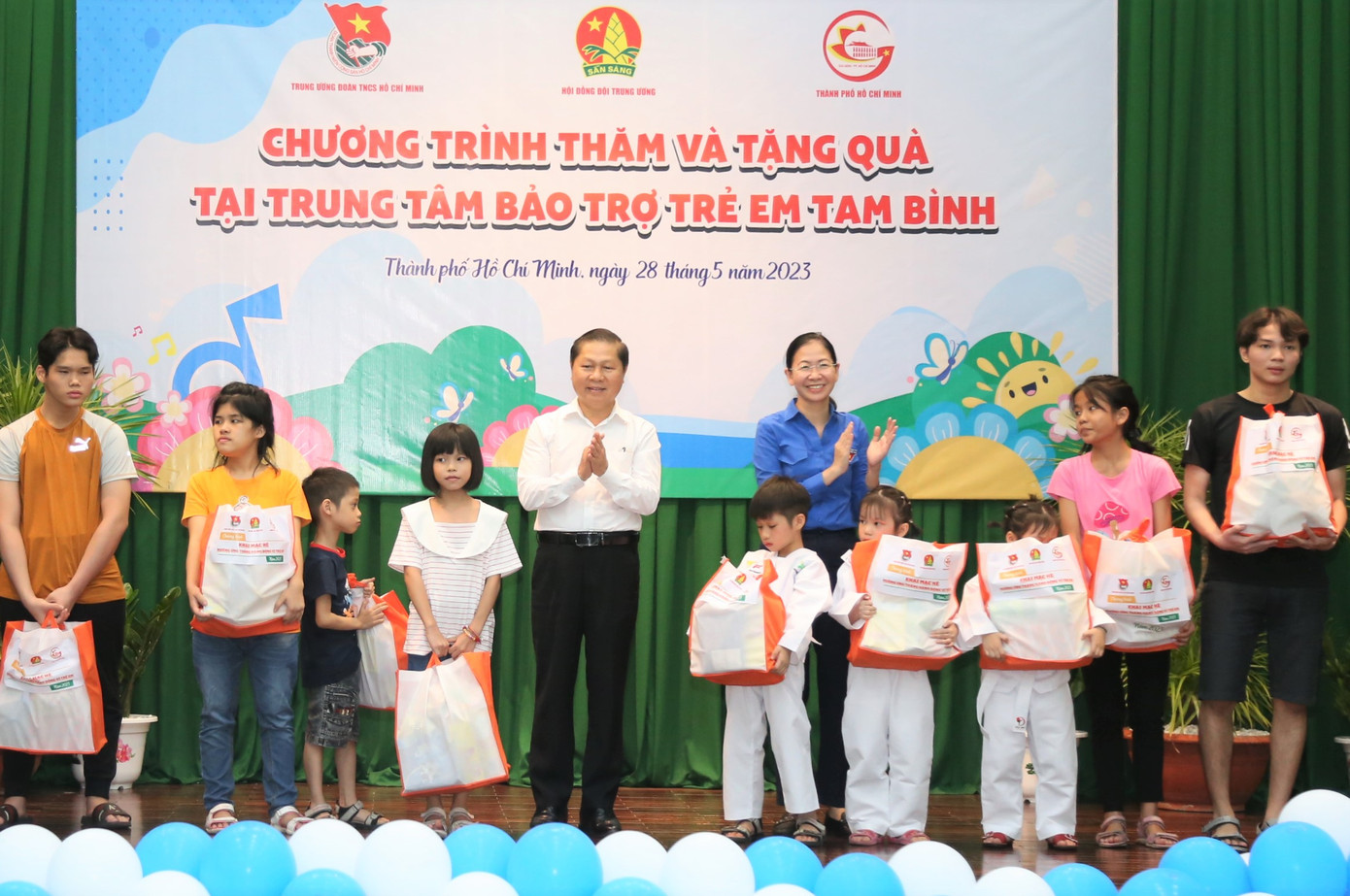 Thứ trưởng Bộ LĐ-TB&amp;XH Lê Tấn Dũng và Bí thư Thành Đoàn TPHCM Phan Thị Thanh Phương tặng quà cho các bạn nhỏ.