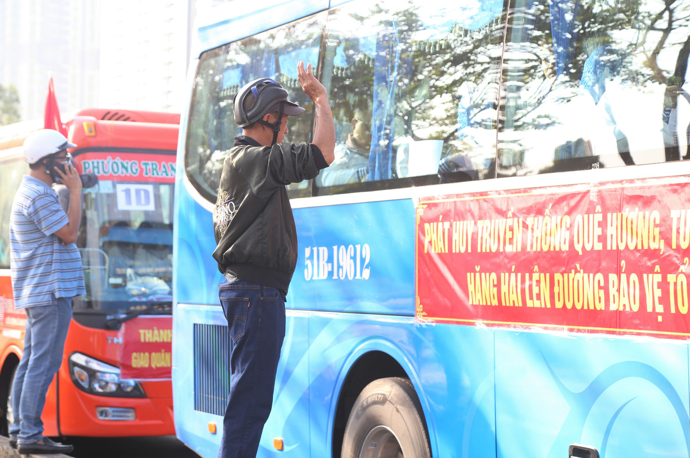 Người thân động viên, vẫy chào con em đi nhập ngũ.