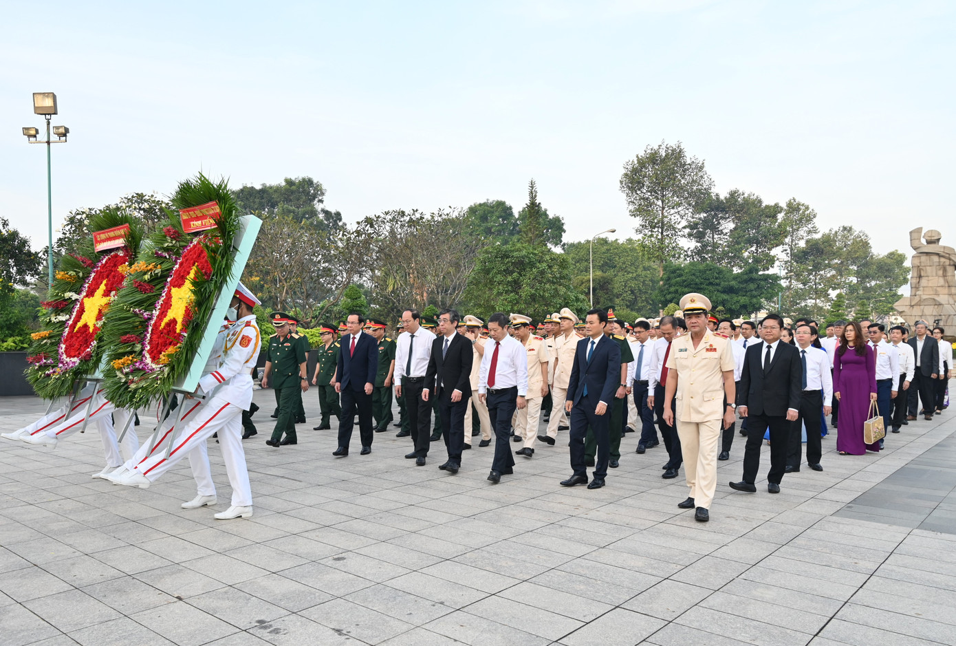 Đoàn đại biểu lãnh đạo TPHCM, các ban ngành, đoàn thể dâng hoa, dâng hương các Anh hùng liệt sĩ. Ảnh: Quốc Thanh. Đoàn đại biểu lãnh đạo TPHCM, các ban ngành, đoàn thể dâng hoa, dâng hương các Anh hùng liệt sĩ. Ảnh: Quốc Thanh.
