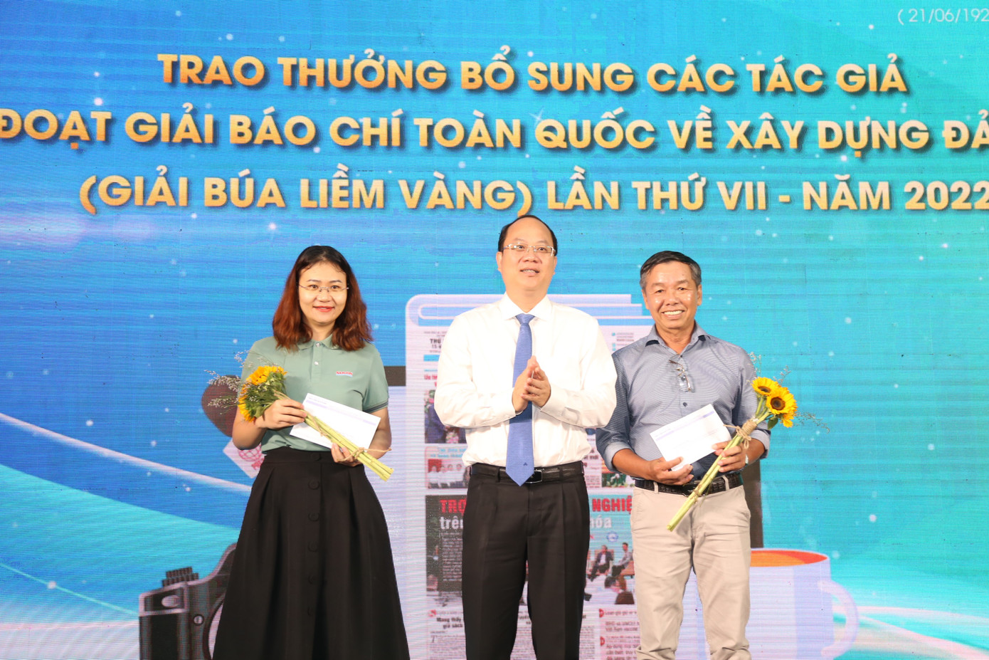 Dịp này, lãnh đạo T.Ư Đoàn, TPHCM trao các phần thưởng bổ sung cho các tác giả đoạt giải cao Giải báo chí của quốc gia.