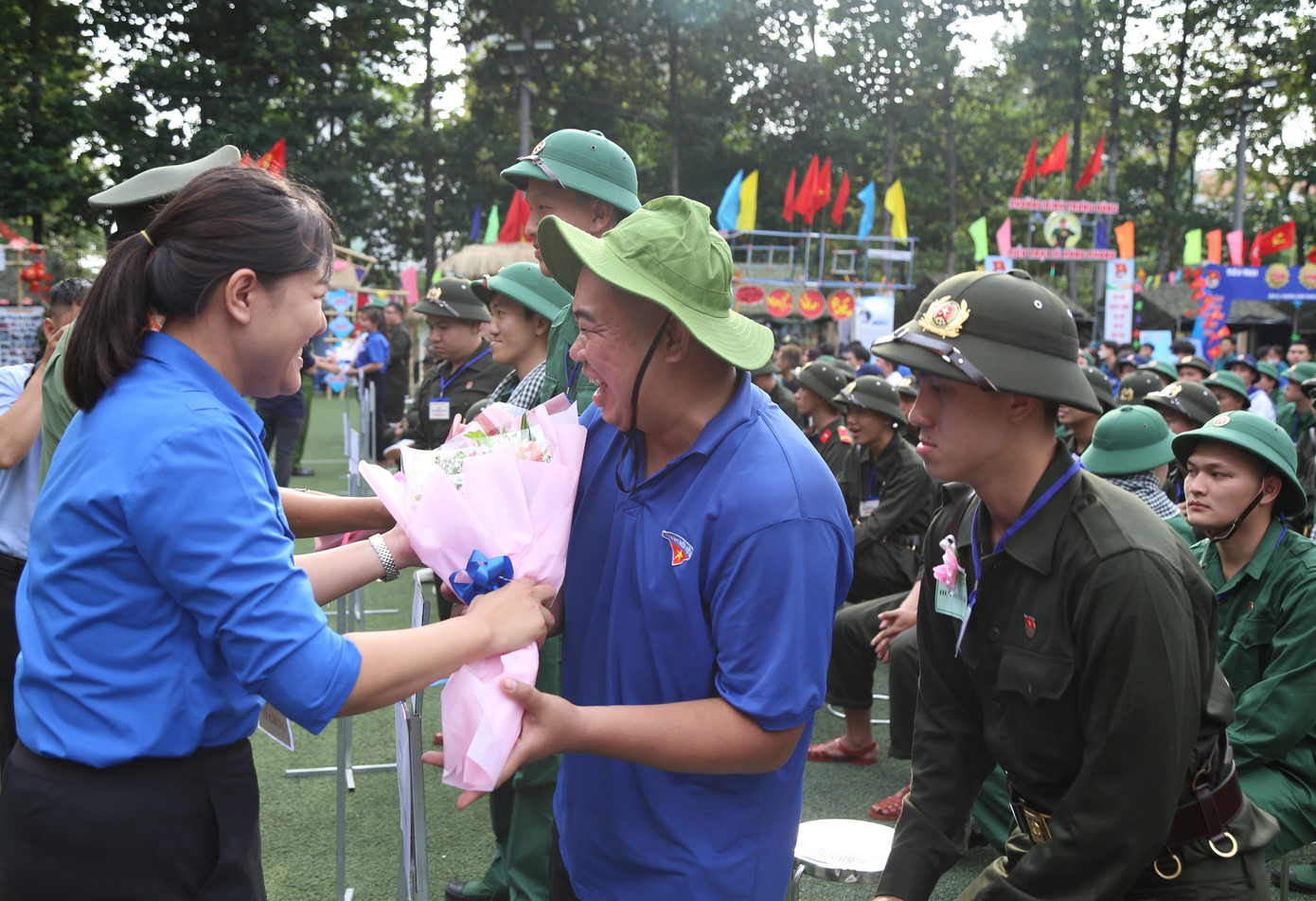 Chị Phan Ngọc Đoan Trang, Bí thư Thành Đoàn Thủ Đức, Trưởng ban tổ chức Hội trại tòng quân TP. Thủ Đức 2023 trao hoa động viên các tiểu trại.