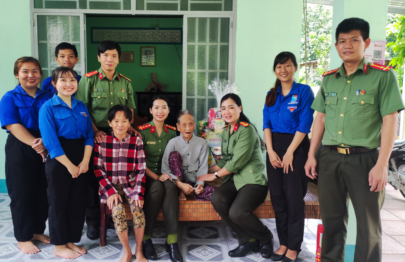 Đoàn đến thăm, tặng quà Mẹ Việt Nam anh hùng Đặng Thị Chí (93 tuổi). Đoàn đến thăm, tặng quà Mẹ Việt Nam anh hùng Đặng Thị Chí (93 tuổi).