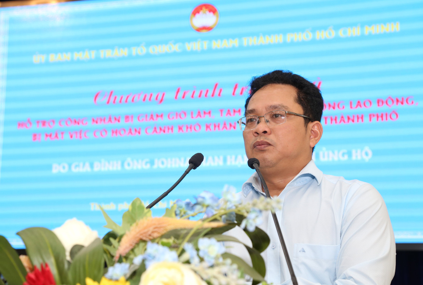 Phó Chủ tịch Ủy ban MTTQ Việt Nam TPHCM Phạm Minh Tuấn phát biểu tại lễ tặng quà. Ảnh: Ngô Tùng