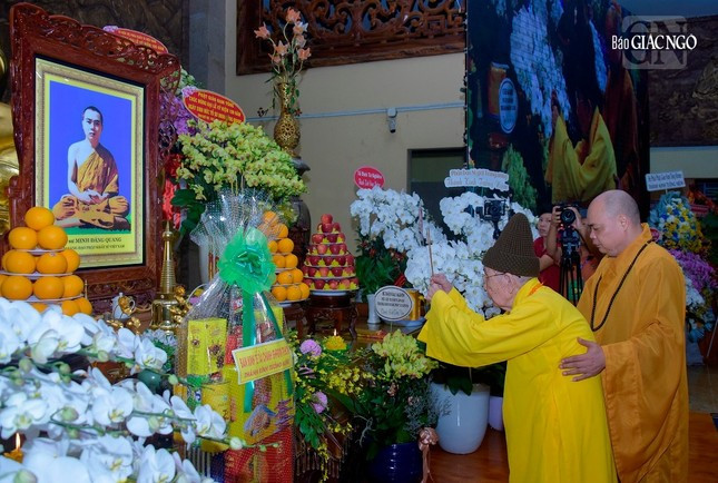Chư tôn giáo phẩm GHPGVN thắp hương tưởng niệm Tổ sư Minh Đăng Quang. Ảnh: Báo Giác Ngộ. Chư tôn giáo phẩm GHPGVN thắp hương tưởng niệm Tổ sư Minh Đăng Quang. Ảnh: Báo Giác Ngộ.