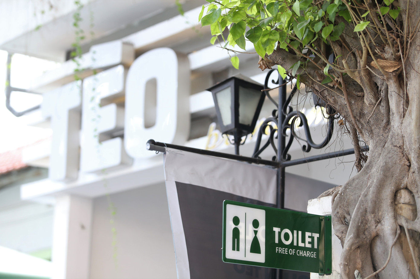 Các điểm đồng hành này gắn biển nhận diện với dòng chữ "Toilet - Free of charge" (tạm dịch: Nhà vệ sinh miễn phí"). Các điểm đồng hành này gắn biển nhận diện với dòng chữ "Toilet - Free of charge" (tạm dịch: Nhà vệ sinh miễn phí").