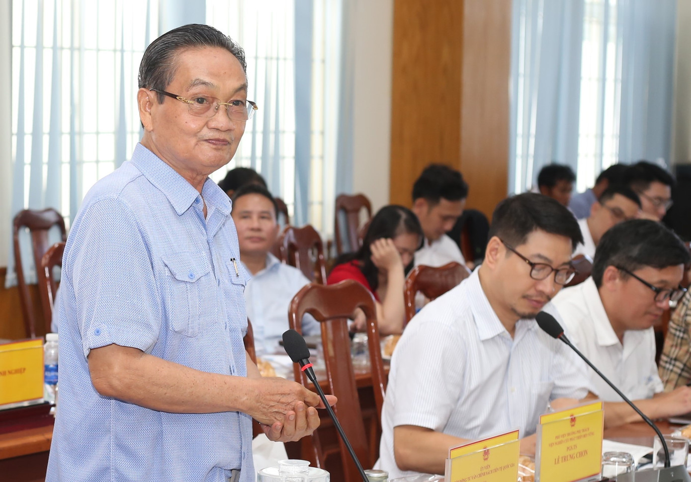 TS Trần Du Lịch góp ý tại hội thảo.