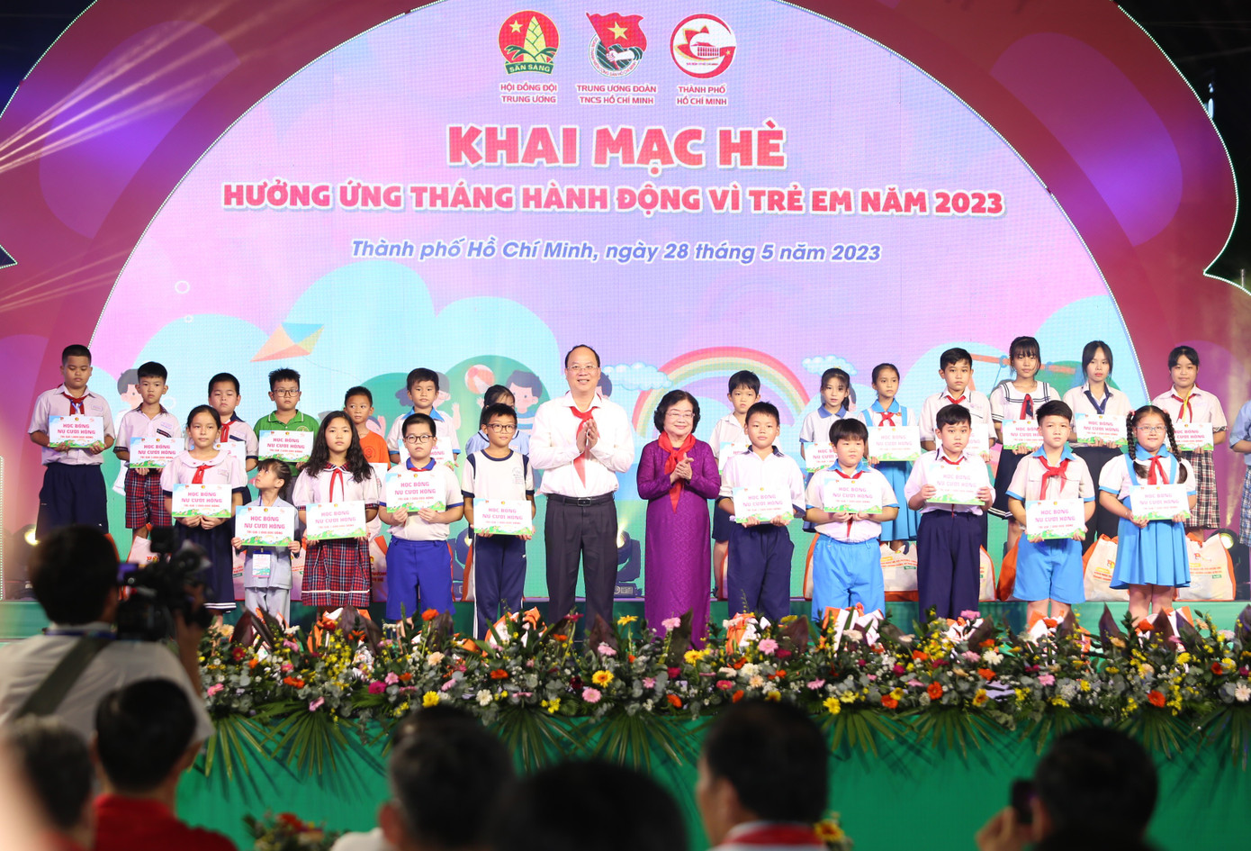 Nguyên Phó Chủ tịch nước Trương Mỹ Hoa và Phó Bí thư Thành ủy TPHCM Nguyễn Hồ Hải trao học bổng cho các em nhỏ tại chương trình.