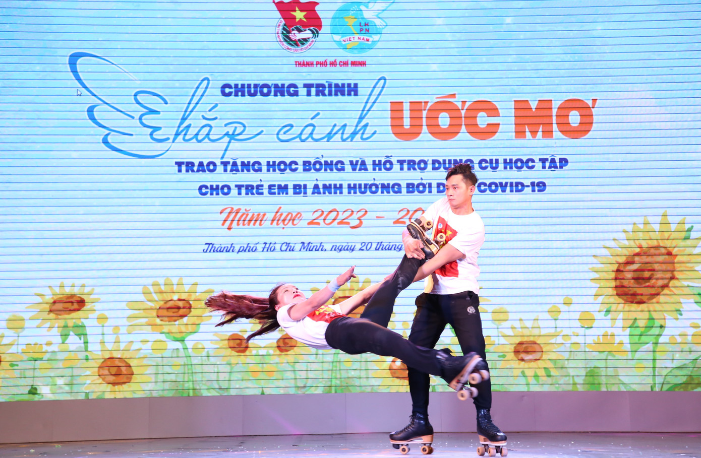 Đôi nghệ sĩ xiếc Thanh Hoa và Hiển Phước (Huy chương Vàng tại Liên hoan xiếc quốc tế Almaty 2023 tại Kazakhstan mới đây) gửi đến các bạn nhỏ tiết mục xiếc patin ấn tượng.