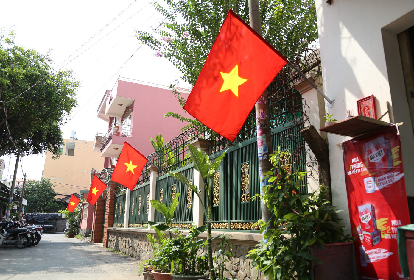 Hoạt động treo cờ Tổ quốc được duy trì thực hiện vào các dịp lễ, tết. Ảnh: Ngô Tùng