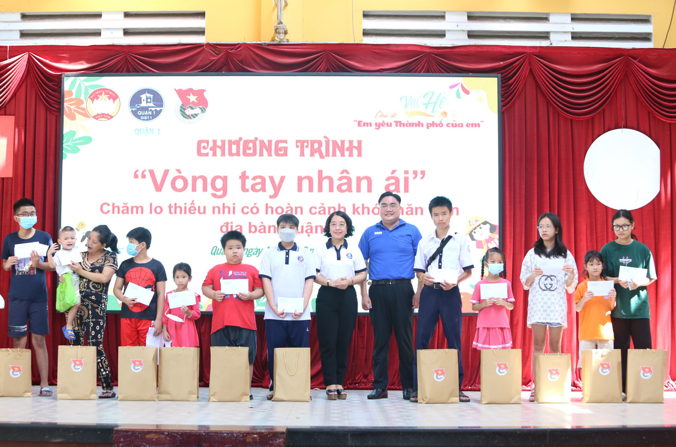 Lãnh đạo T.Ư Đoàn và địa phương cũng gửi tặng những phần quà động viên đến 200 em thiếu nhi có hoàn cảnh đặc biệt, trẻ em dân tộc thiểu số sinh sống tại cộng đồng dân cư và các em tại các lớp học tình thương, mái ấm trên địa bàn quận 1.