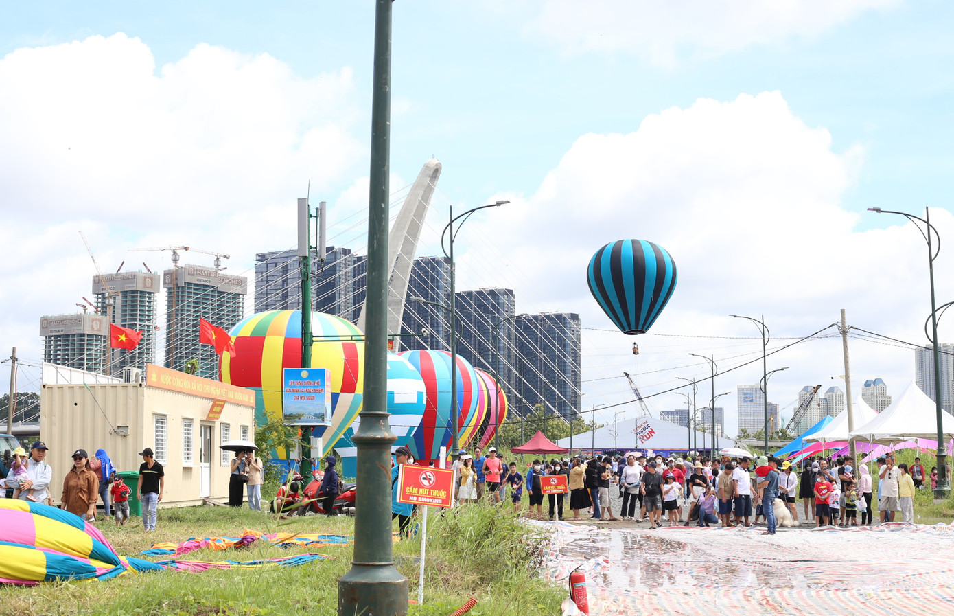 Sau khoảng 1 giờ trình diễn, các quả cầu được hạ xuống, chương trình trình diễn tiếp theo dự kiến diễn ra lúc 4 giờ chiều. Sau khoảng 1 giờ trình diễn, các quả cầu được hạ xuống, chương trình trình diễn tiếp theo dự kiến diễn ra lúc 4 giờ chiều.