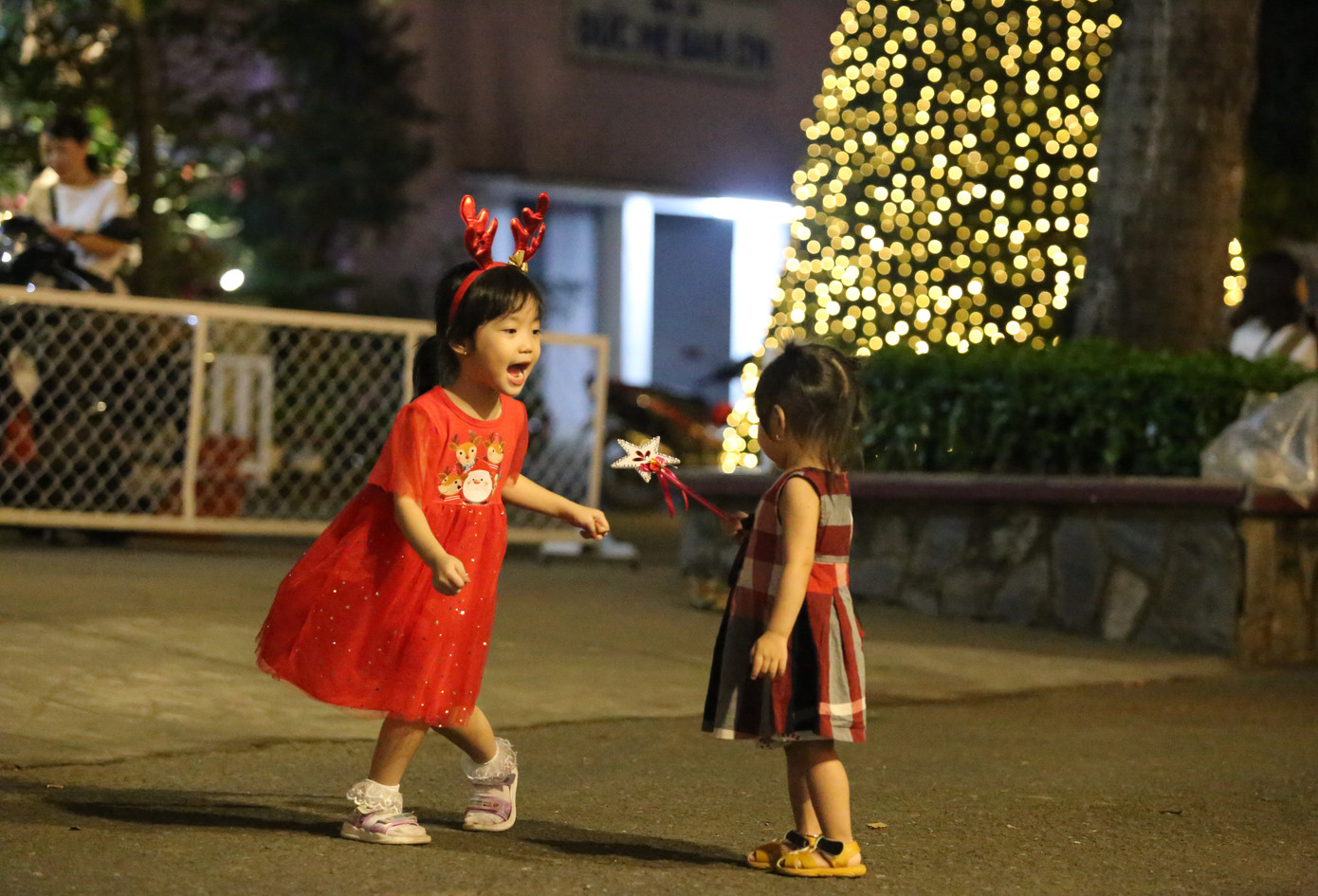 Các em nhỏ nô đùa bên trong khuôn viên nhà thờ. Các em nhỏ nô đùa bên trong khuôn viên nhà thờ.