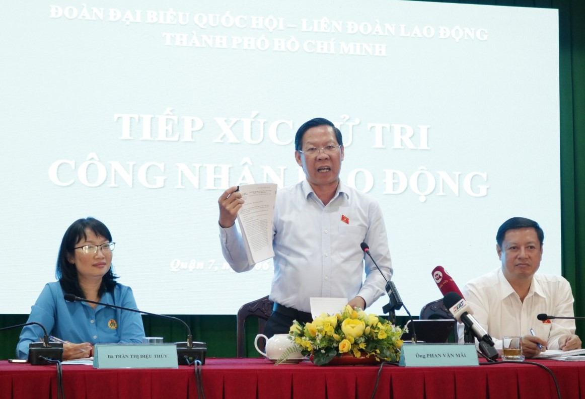 Chủ tịch UBND TPHCM trao đổi với các cử tri.