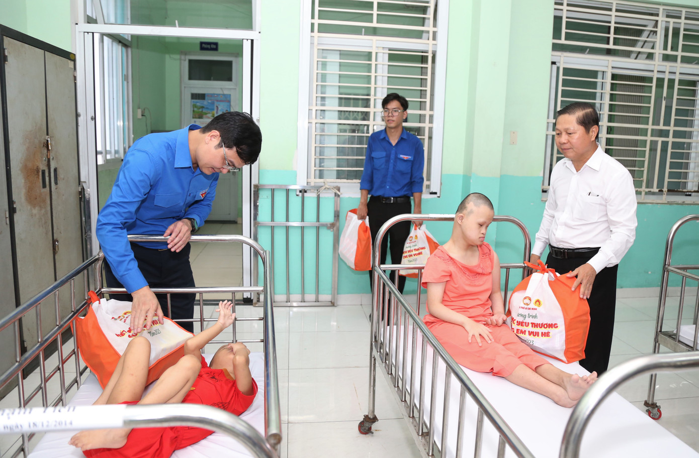 Lãnh đạo Chính phủ, Bộ LĐ-TB&amp;XH, Trung ương Đoàn tặng quà cho các em thiếu nhi có hoàn cảnh đặc biệt.