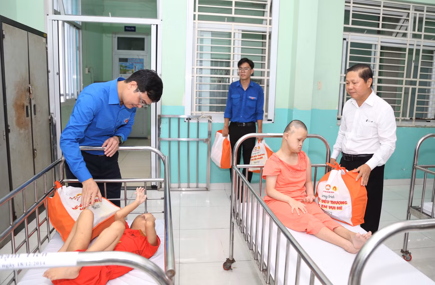 Lãnh đạo Chính phủ, Bộ LĐ-TB&XH, Trung ương Đoàn tặng quà cho các em thiếu nhi có hoàn cảnh đặc biệt. Lãnh đạo Chính phủ, Bộ LĐ-TB&XH, Trung ương Đoàn tặng quà cho các em thiếu nhi có hoàn cảnh đặc biệt.