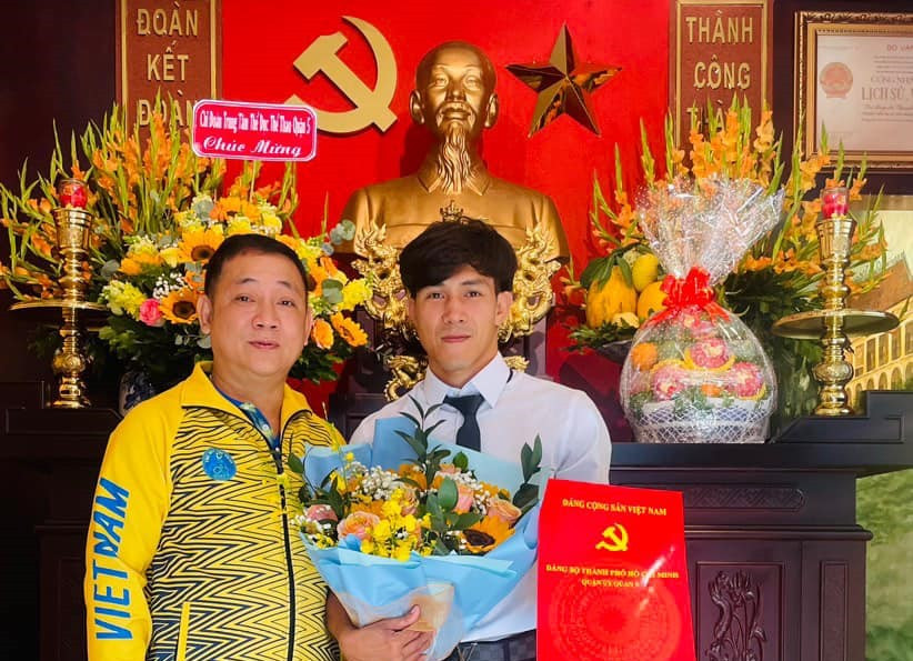 Ông Nguyễn Ngọc Tú - Bí thư Chi bộ, Giám đốc Trung tâm Thể dục thể thao quận 5 chúc mừng đảng viên trẻ Nguyễn Trần Duy Nhất. Ảnh: Mặt trận Quận 5 Ông Nguyễn Ngọc Tú - Bí thư Chi bộ, Giám đốc Trung tâm Thể dục thể thao quận 5 chúc mừng đảng viên trẻ Nguyễn Trần Duy Nhất. Ảnh: Mặt trận Quận 5