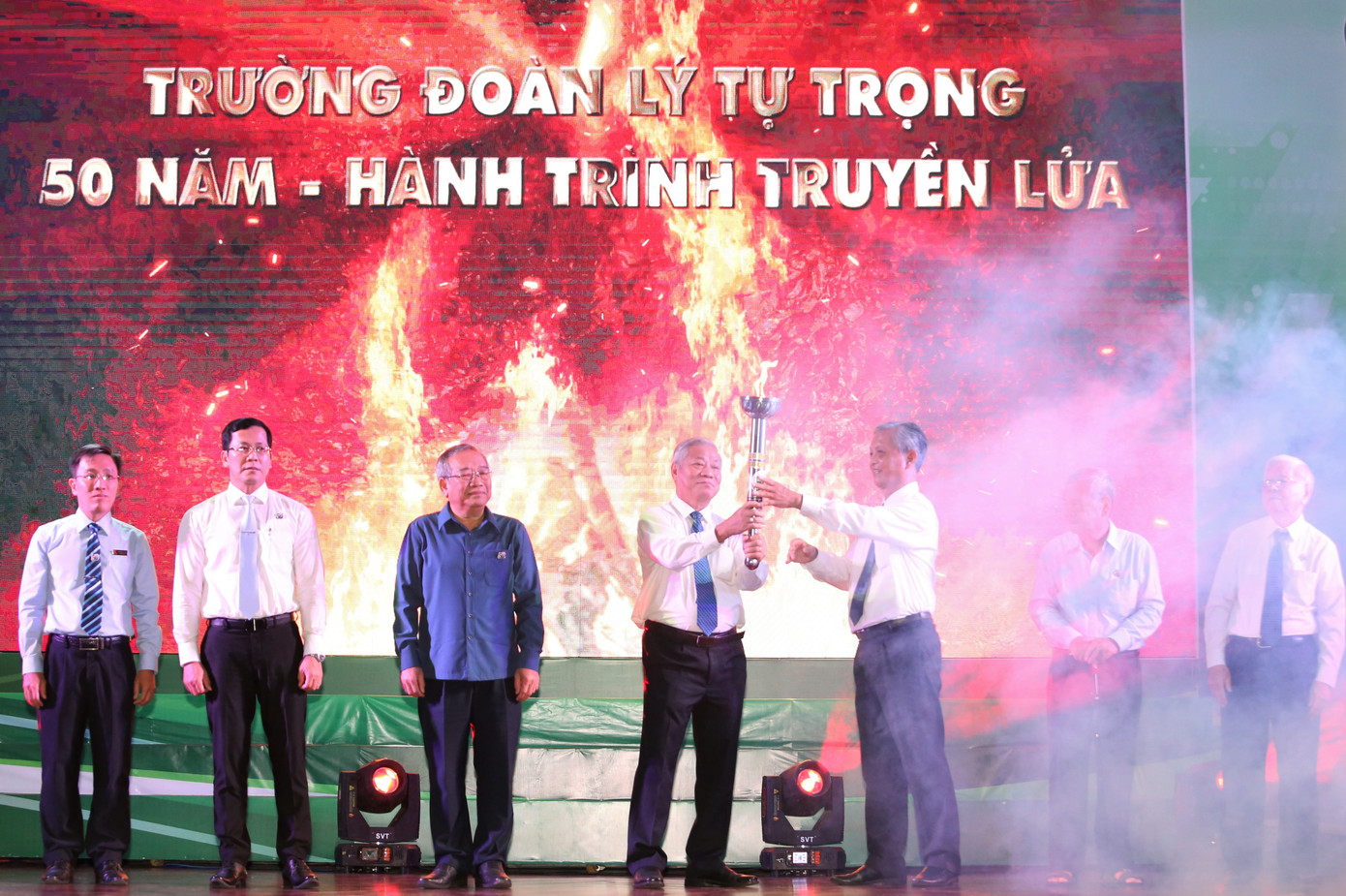 Các thế hệ lãnh đạo Trường Đoàn thắp lửa truyền thống.