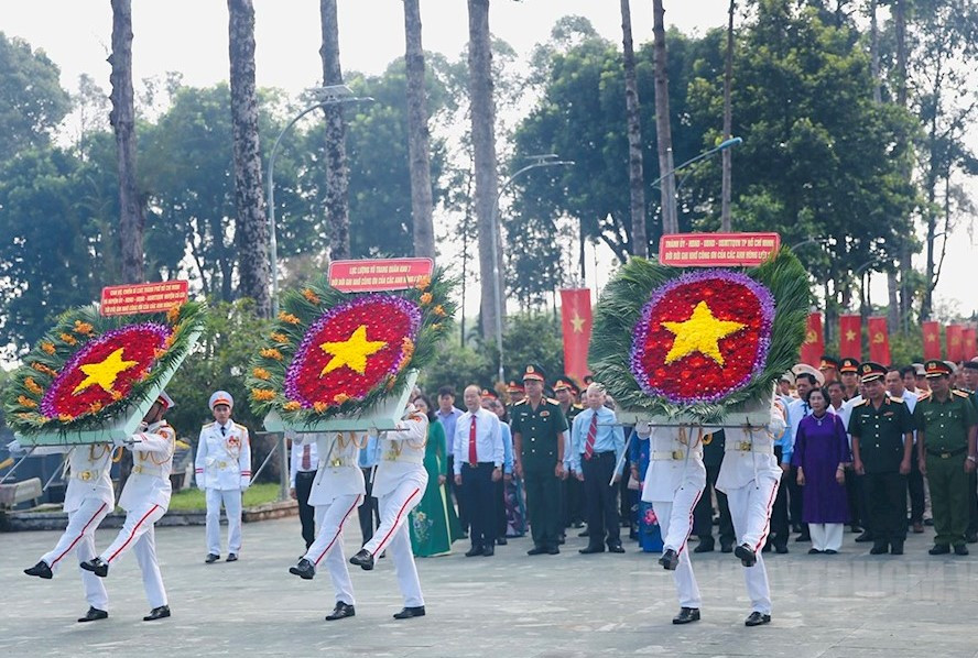 Đoàn đại biểu thành kính dâng hoa, dâng hương tưởng nhớ sự hy sinh cao cả của các Mẹ Việt Nam anh hùng, Anh hùng liệt sĩ. Ảnh: Thành uỷ TPHCM