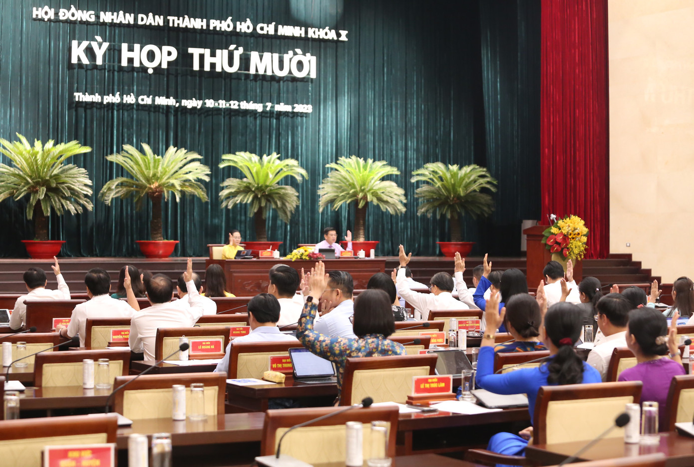 Đại biểu thống nhất thông qua một số nội dung trình tại kỳ họp. Ảnh: Ngô Tùng Đại biểu thống nhất thông qua một số nội dung trình tại kỳ họp. Ảnh: Ngô Tùng