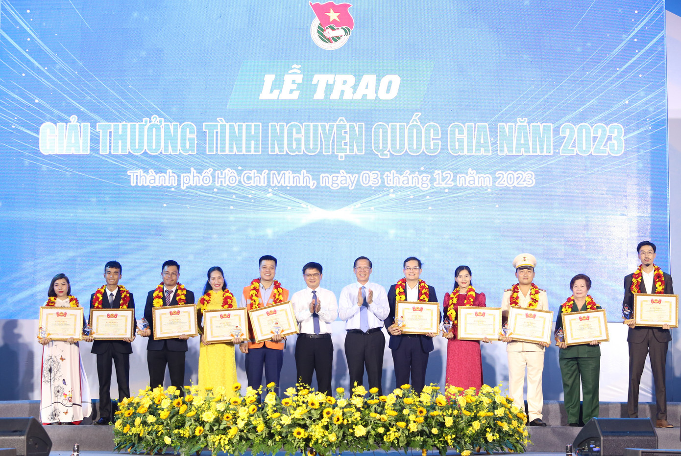 Lãnh đạo TPHCM tuyên dương các điển hình tiên tiến nhận giải thưởng cao quý trong hoạt động tình nguyện. Ảnh: Ngô Tùng