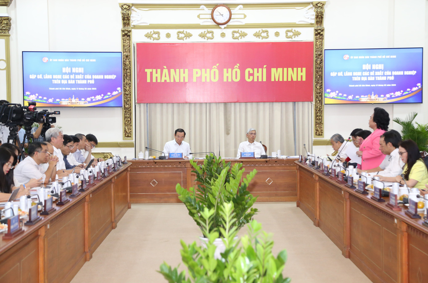 Bí thư Thành ủy TPHCM Nguyễn Văn Nên cùng Phó Chủ tịch UBND TPHCM Võ Văn Hoan chủ trì hội nghị. Ảnh: Ngô Tùng