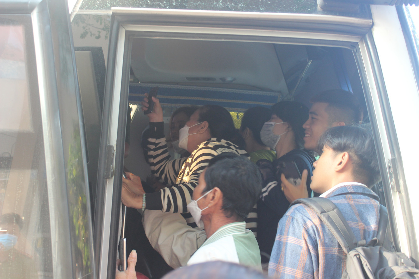 Người thân lên xe tiễn các thanh niên đi huấn luyện, học tập.