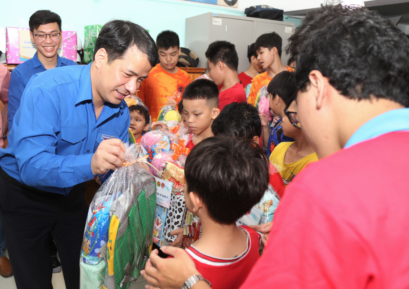 Anh Ngô Văn Cương gửi tặng các phần quà đến nhiều bạn nhỏ.