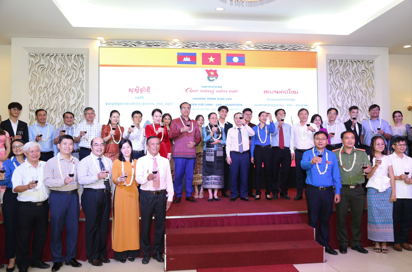 Lãnh đạo TPHCM cùng các bạn dự tiệc chiêu đãi chúc mừng ngày Tết cổ truyền hai nước Lào, Campuchia.