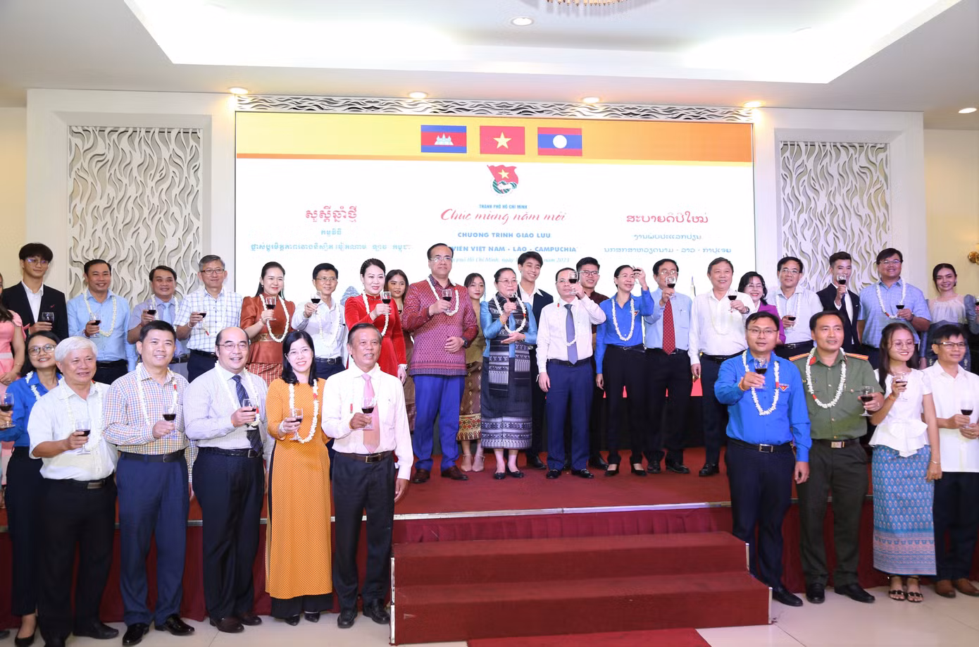 Lãnh đạo TPHCM cùng các bạn dự tiệc chiêu đãi chúc mừng ngày Tết cổ truyền hai nước Lào, Campuchia.