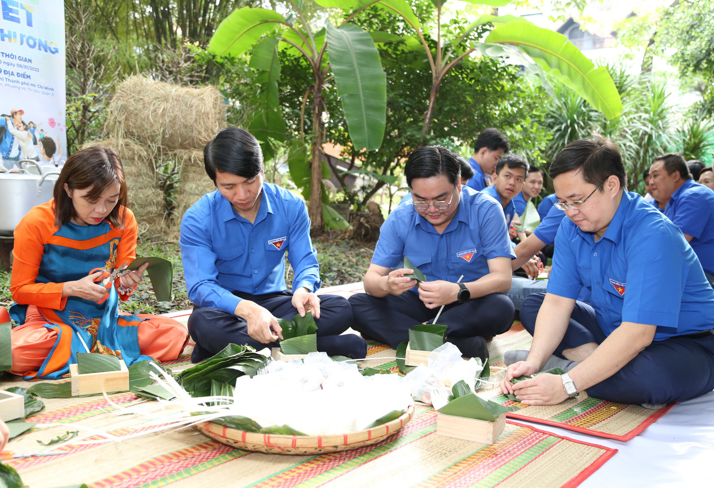Anh Nguyễn Ngọc Lương (thứ hai từ trái qua) tham gia gói bánh chưng gửi tặng người lao động.