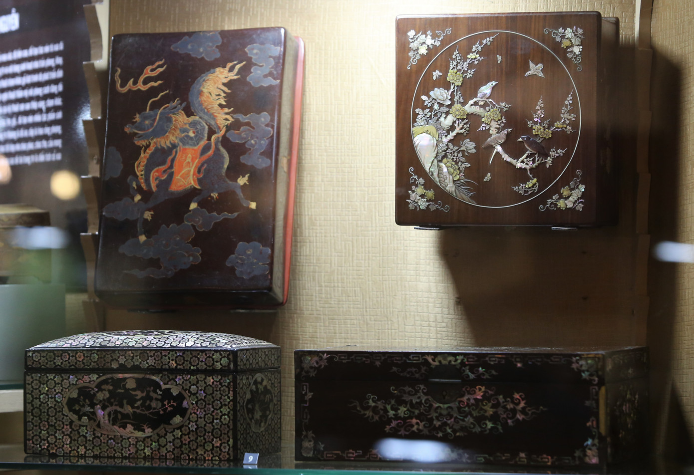 Các mẫu hộp đựng vật dụng được chạm khắc sắc sảo, quý phái.