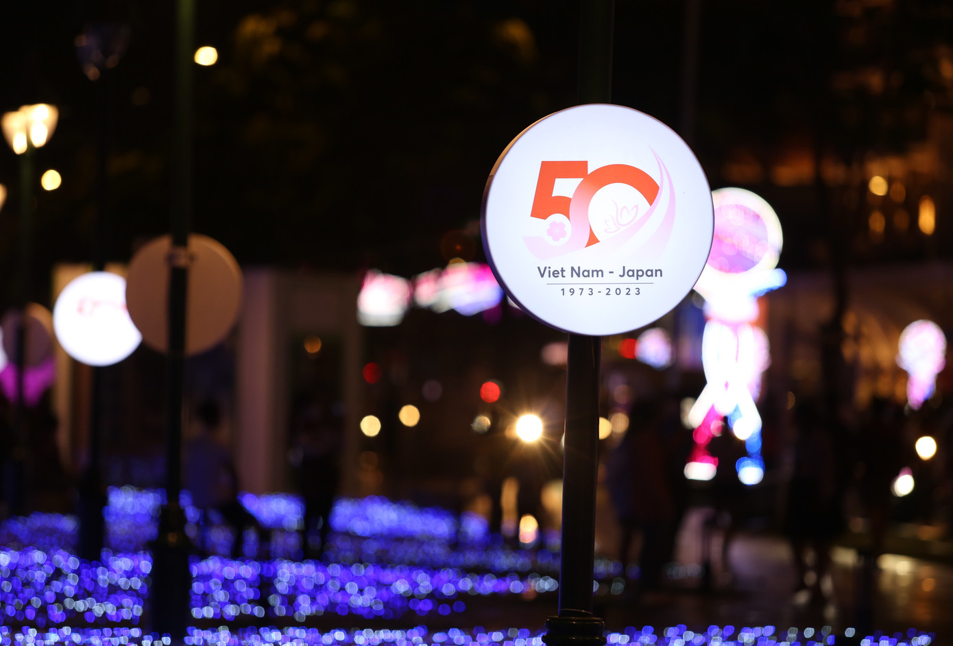 Hoạt động trang trí chào mừng 50 năm kỷ niệm quan hệ ngoại giao Việt - Nhật diễn ra từ 15/3 đến 16/4.