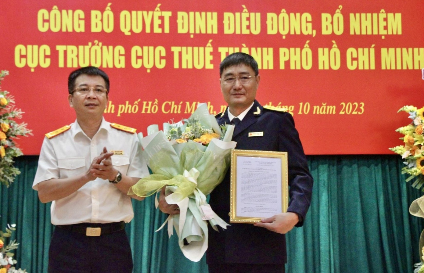 Tổng Cục trưởng Tổng Cục Thuế Mai Xuân Thành (trái) trao quyết định bổ nhiệm cho ông Nguyễn Nam Bình. Ảnh: SGGP. Tổng Cục trưởng Tổng Cục Thuế Mai Xuân Thành (trái) trao quyết định bổ nhiệm cho ông Nguyễn Nam Bình. Ảnh: SGGP.