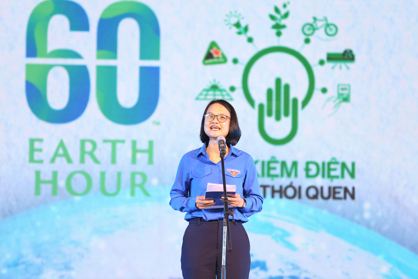 Chị Trần Thu Hà, Phó Bí thư Thành Đoàn, Chủ tịch Hội Sinh viên Việt Nam TPHCM cho biết, Việt Nam tham gia chiến dịch Giờ Trái đất từ năm 2009, trải qua 15 năm kiên trì thực hiện, những hoạt động bảo vệ môi trường của các tình nguyện viên Việt Nam không chỉ dừng lại ở hành động tắt đèn mà còn được mở rộng rất nhiều lĩnh vực như giảm thải rác thải nhựa, tăng tỷ lệ rác tái chế, thay đổi thói quen tiêu dùng của cộng đồng... "Có thể nói, đối với Việt Nam nói riêng và thế giới nói chung, Giờ Trái đất không chỉ là một giờ tắt điện mà còn là sự chuyển động vì tương lai, vì lợi ích của con người và hành tinh chung của chúng ta", chị Hà phát biểu.