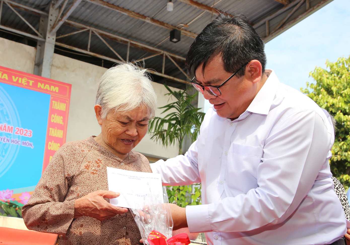 Lãnh đạo Ủy ban MTTQ Việt Nam TPHCM tặng quà đến người dân trên địa bàn xã Xuân Thới Thượng. Ảnh: Ngô Tùng