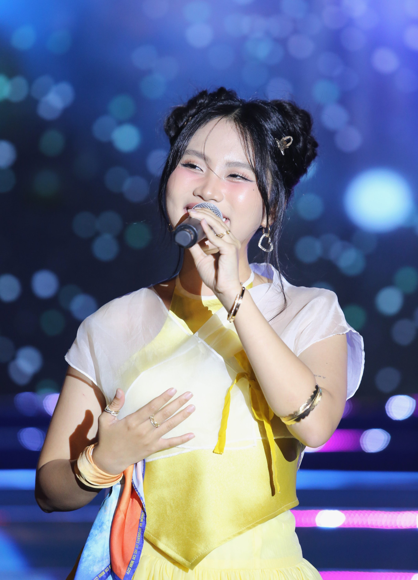 Cũng là một đại biểu nổi bật dự đại hội, ca sĩ Phương Mỹ Chi đem đến không khí cuồng nhiệt cho đêm hội bằng chất giọng truyền cảm của mình.