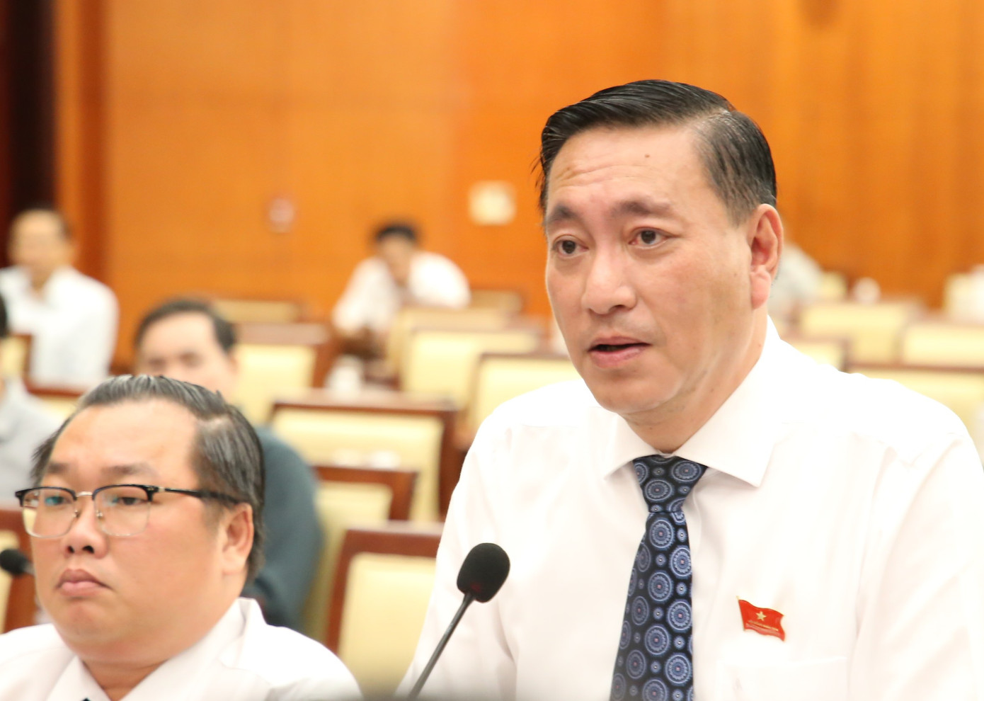 Ông Phạm Thành Kiên trao đổi tại kỳ họp. Ảnh: Ngô Tùng.