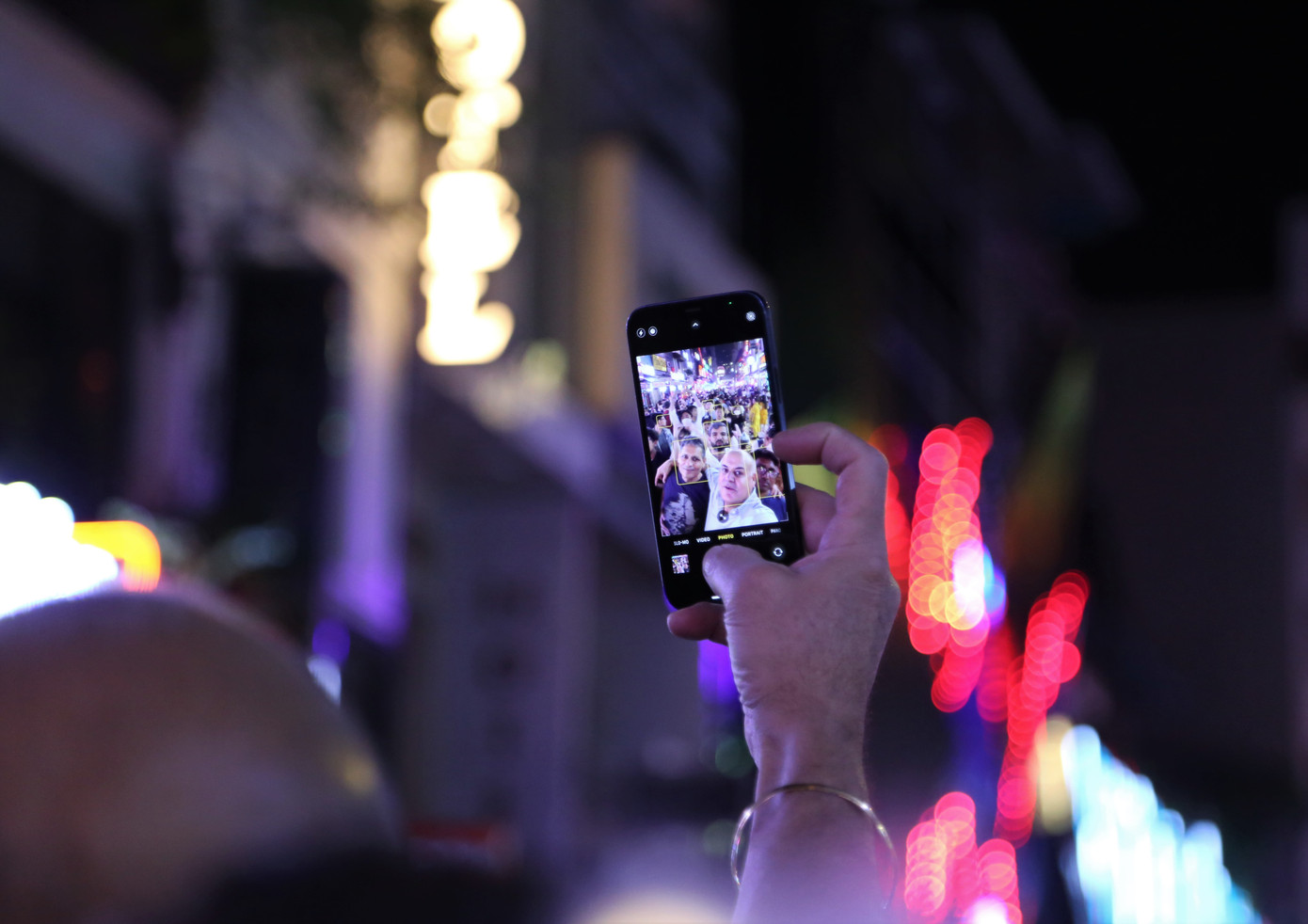 Vị khách Tây giơ cao điện thoại lưu lại khoảnh khắc hàng nghìn người chen chân đón năm mới trên đường phố Sài Gòn