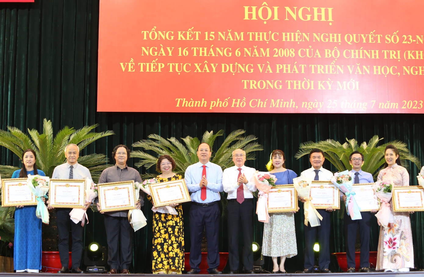 Các văn nghệ sĩ, nhà quản lý văn hoá nghệ thuật TPHCM được vinh danh tại hội nghị. Ảnh: Ngô Tùng.