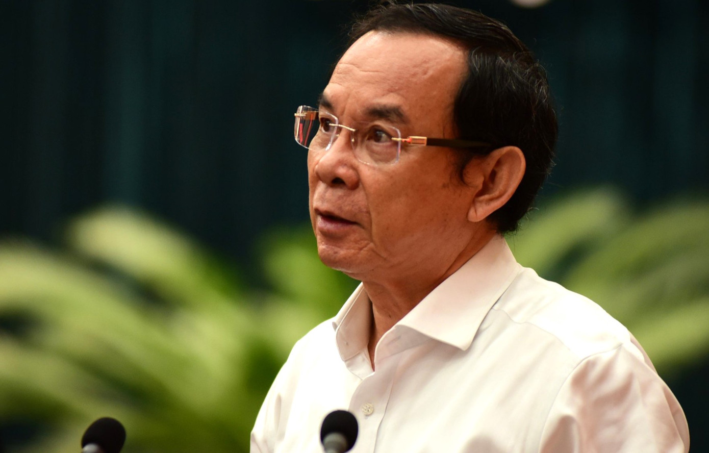 Bí thư Thành ủy TPHCM Nguyễn Văn Nên trao đổi tại hội nghị.