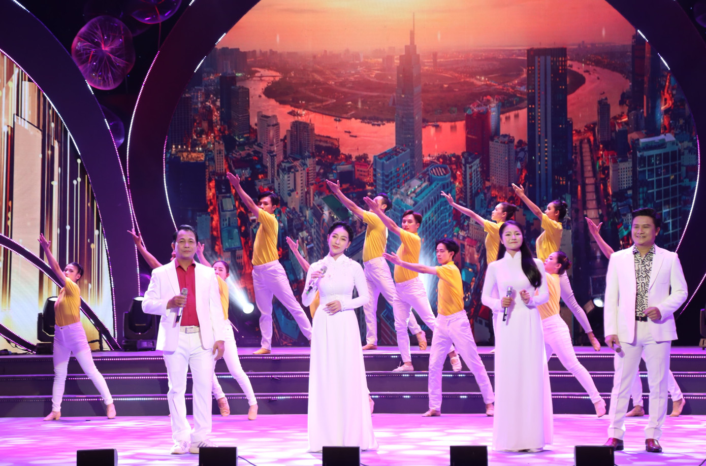 Phạm Thế Vĩ, Thanh Sử, Thùy Trinh, Cao Công Nghĩa trình bày ca khúc khép lại đêm nhạc Thênh thang đường mới.