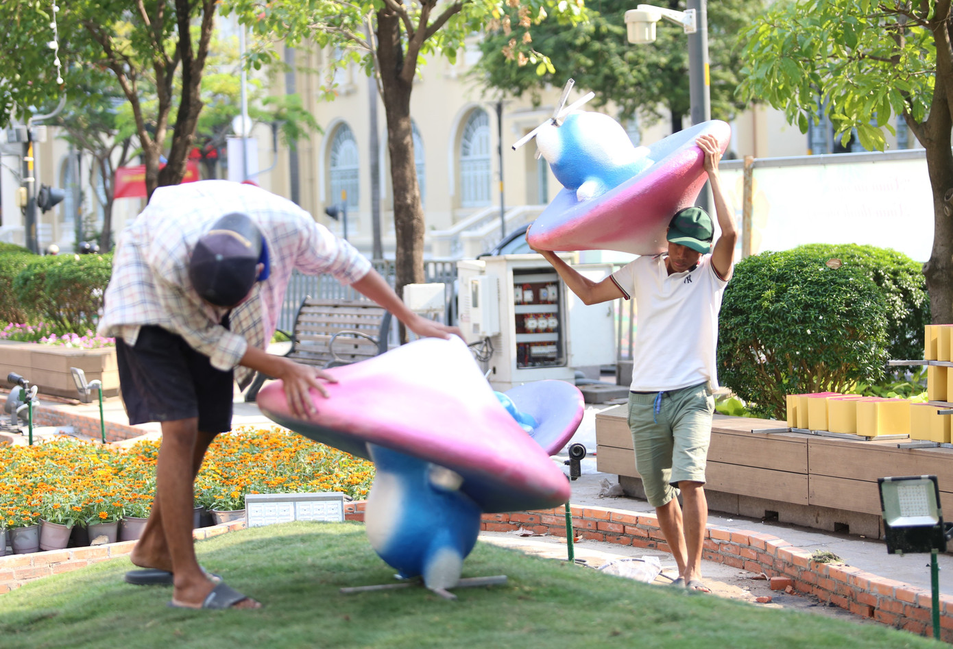 Cùng với các linh vật, hàng loạt tạo hình khác được sử dụng để tạo nên khung cảnh đặc sắc, đa dạng cho đường hoa.