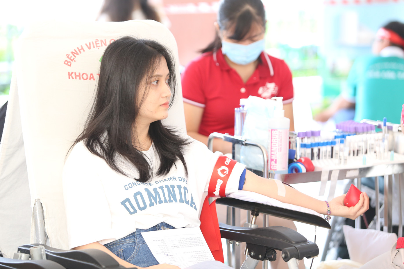 Ở cách xa điểm hiến máu gần 20km, bạn Nguyễn Thị Trúc Quyên (Trường Đại học Công nghiệp thực phẩm TPHCM) tìm đến ngày hội để chung tay làm việc có ích.