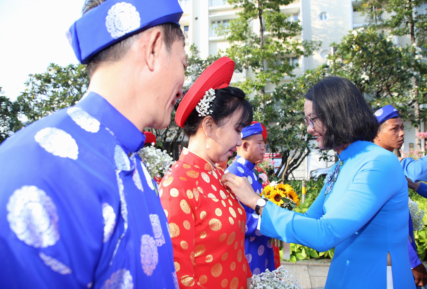 Mỗi đôi tham gia lễ cưới được hỗ trợ nhẫn cưới, trang điểm và chụp ảnh cưới, quà cưới, được tặng gói khám sức khỏe, tham gia hành trình hạnh phúc sau lễ cưới.