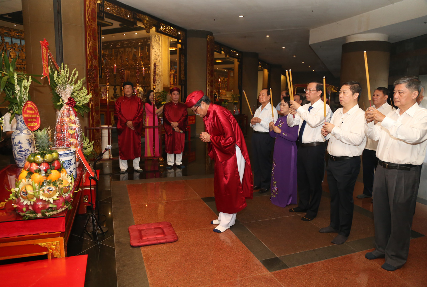 Trước đó, đoàn đại biểu lãnh đạo Thành uỷ – HĐND – UBND – Uỷ ban MTTQ Việt Nam TPHCM do Phó Bí thư Thường trực Thành uỷ, Chủ tịch UBND TPHCM Phan Văn Mãi làm trưởng đoàn, đã đến dâng hương Quốc tổ Hùng Vương tại Đền Tưởng niệm các Vua Hùng trong khuôn viên Công viên Lịch sử – Văn hoá dân tộc. Ảnh: Ngô Tùng.